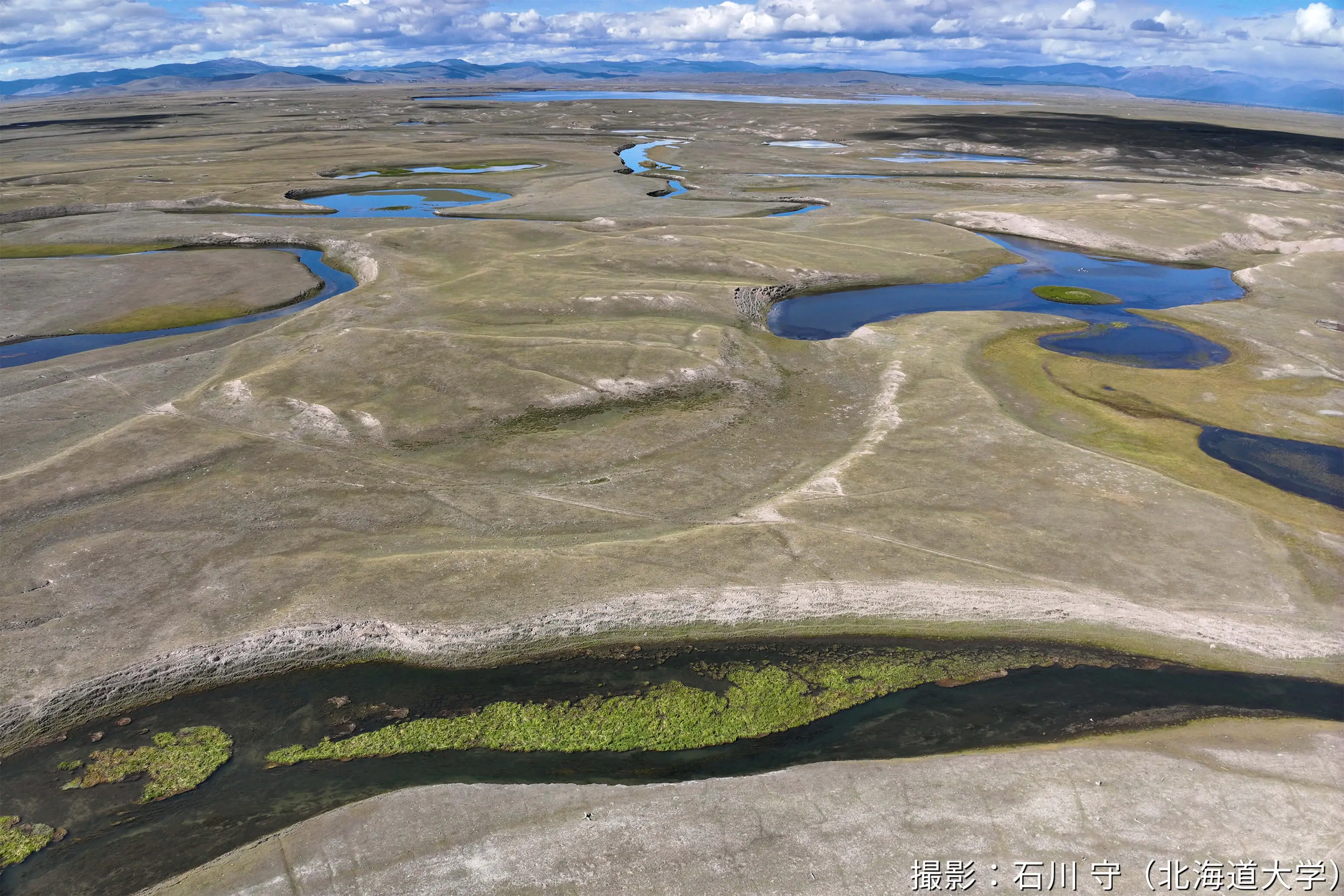モンゴルにおける地下氷地形（ピンゴ、サーモカルスト ）と湧水および